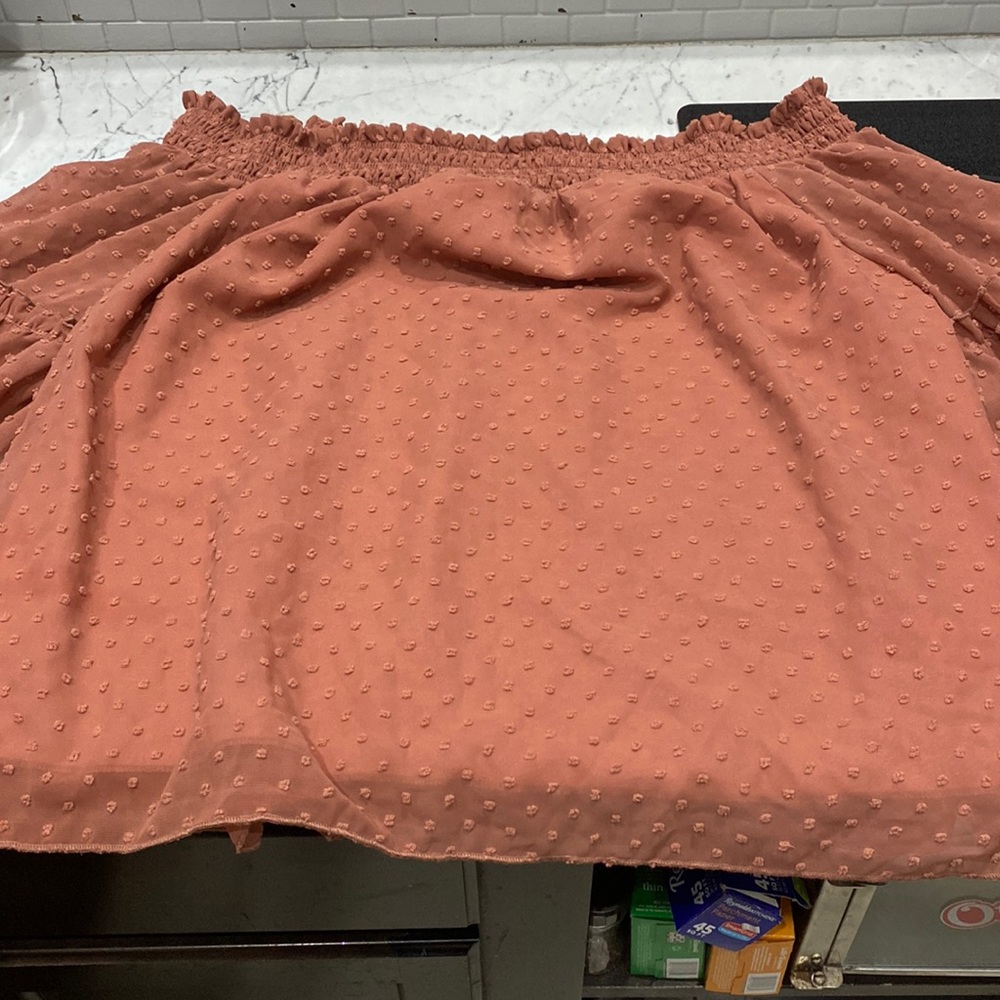 Off the shoulder bell sleeve red bean paste is the color